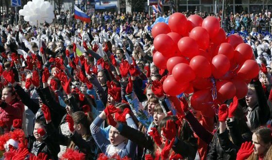 Ciudadanos de Crimea contemplan en Simferópol una 'performance' teatral titulada 'Dedicado a ti, Rusia', que celebra el primer aniversario de la anexión. / MAXIM SHEMETOV (REUTERS)