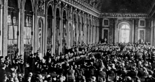 Tratado de Paz de Versalles - Treaty of Versailles Dignitaries gathering in the Hall of Mirrors at the Palace of Versailles, France, for the signing of the Treaty of Versailles, June 28, 1919. Encyclopædia Fuente:Britannica, Inc.