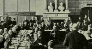 El jefe de la delegación austriaca en la conferencia de paz, Dr. Karl Renner, se dirige a los otros delegados al recibir las condiciones del Tratado de paz de Saint Germain.