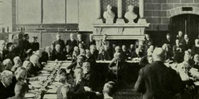El jefe de la delegación austriaca en la conferencia de paz, Dr. Karl Renner, se dirige a los otros delegados al recibir las condiciones del Tratado de paz de Saint Germain.