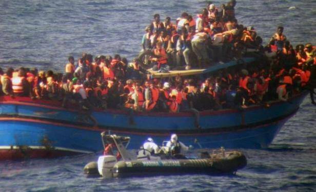Imagen de la Marina italiana ayudando a los náufragos. Foto: EFE.