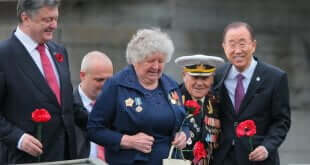 El Secretario General de Naciones Unidas (der.) junto al presidente ucraniano Petro Porochenko y un veterano de la Segunda Guerra Mundial de 96 años que estuvo preseo en el campo de concentración de Auschwitz. Foto: ONU