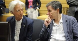 La directora gerente del FMI, Christine Lagarde, junto al ministro de Finanzas griego, Euclides Tsakalotos
