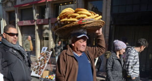 Un hombre vende chipas, una comida tradicional de Paraguay, en el barrio de San Telmo, Buenos Aires, Argentina, junio 2015. Eitan Abramovich/AFP/Getty Images