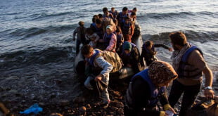 El número de migrantes que cruzaronn el Mediterráneo este año ya supera los 300.000, calcula ACNUR