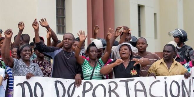 Haitianos y dominicanos de origen haitiano protestan en Santo Domingo.