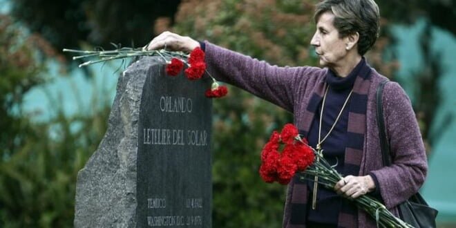 Flores sobre la tumba de Orlando Letelier.
