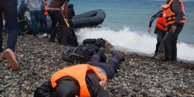 Un refugiado tumbado en la playa tras llegar a la isla de Lesbos, en Grecia. Foto: UNICEF/Ashley Gilbertson VII