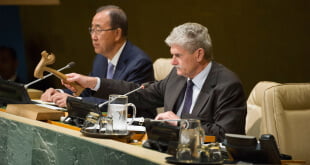 El presidente de la Asamblea General, Mogens Lykketoft (dcha) y el Secretario General Ban Ki-moon Foto archivo: ONU/Amanda Voisard