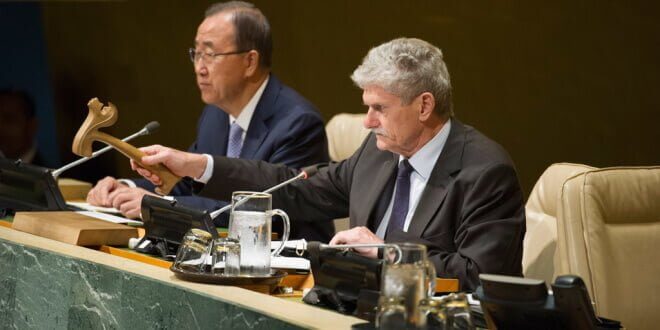 El presidente de la Asamblea General, Mogens Lykketoft (dcha) y el Secretario General Ban Ki-moon Foto archivo: ONU/Amanda Voisard