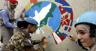 Niños libaneses y soldados italianos en misión de paz durante el día internacional de la paz en Líbano. (Mahmoud Zayyat/AFP/Getty Images)