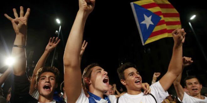 La declaración de independencia fue promovida por el CUP y Junst pel Sí.