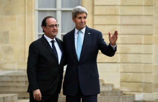 Le président Hollande et le secrétaire d’Etat américain John Kerry sur le perron de l’Elysée, le 17 novembre 2015