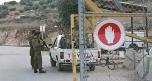 Soldados israelíes inspeccionan un vehículo que entra a Cisjordania. Foto: IRIN/Tom Spender