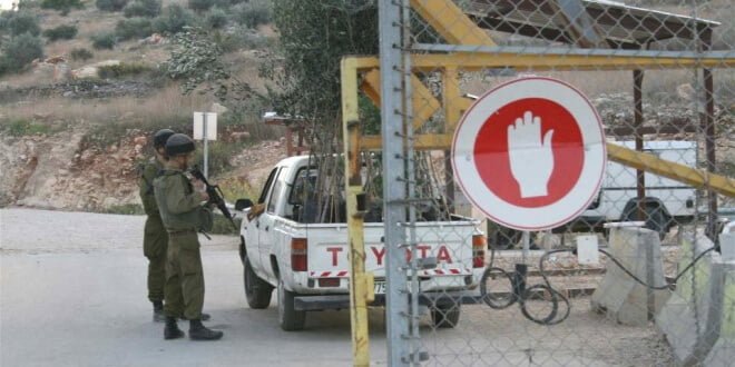 Soldados israelíes inspeccionan un vehículo que entra a Cisjordania. Foto: IRIN/Tom Spender