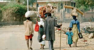 Refugiados de Rwanda, que huyeron del genocidio, regresan a su país en julio de 1994 desde Zaire (la actual República Democrática del Congo). Foto de archivo: ONU/John Isaac.