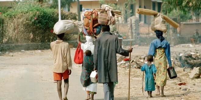 Refugiados de Rwanda, que huyeron del genocidio, regresan a su país en julio de 1994 desde Zaire (la actual República Democrática del Congo). Foto de archivo: ONU/John Isaac.