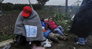 Un refugiado se protege del frío en la frontera entre Serbia y Croacia. Foto: ACNUR/Mark Henley