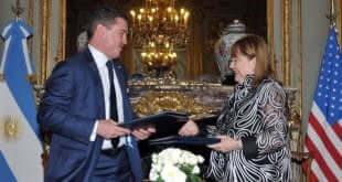 La canciller argentina Susana Malcorra y el embajador de Estados Unidos, Noah Mamet, presidieron hoy en el Palacio San Martín la firma de acuerdos entre los gobiernos de la Argentina y los Estados Unidos.