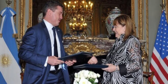 La canciller argentina Susana Malcorra y el embajador de Estados Unidos, Noah Mamet, presidieron hoy en el Palacio San Martín la firma de acuerdos entre los gobiernos de la Argentina y los Estados Unidos.
