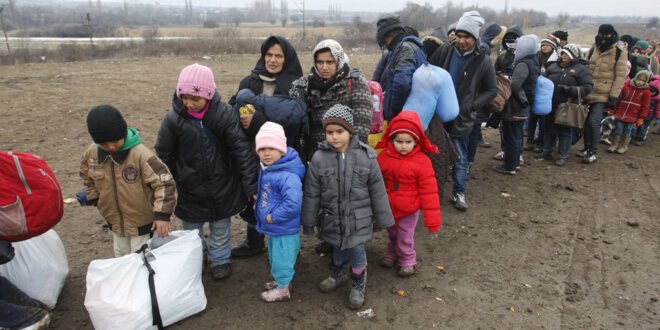 Migrantes esperan para acceder a un centro de ayuda a refugiados en el sur de Serbia, en la frontera con la Antigua República Yugoslava de Macedonia, tras cruzar el Mediterráneo. Foto de archivo: UNICEF/Emil Vas
