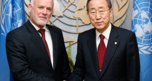 El Secretario General de la ONU, Ban Ki-moon (dcha) saluda al embajador de Fiyi ante Naciones Unidas, Peter Thomson. Foto de archivo: ONU/Evan Schneider