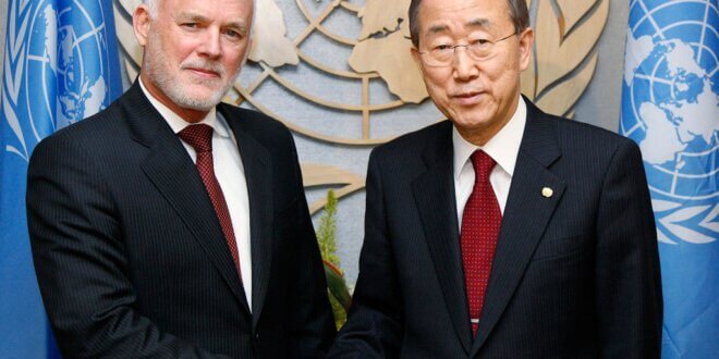 El Secretario General de la ONU, Ban Ki-moon (dcha) saluda al embajador de Fiyi ante Naciones Unidas, Peter Thomson. Foto de archivo: ONU/Evan Schneider