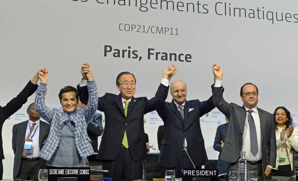 Foto de Christiana Figueres (Costa Rica) con el actual Secretario General Ban ki Moon de Naciones Unidas, el entonces Ministro de Relaciones Exteriores de Francia, Laurent Fabius y el Presidente Francois Hollande, en la clausura de la Cumbre sobre Cambio Climático, diciembre del 2015. Foto extraída de nota de prensa de Naciones Unidas