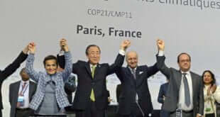Foto de Christiana Figueres (Costa Rica) con el actual Secretario General Ban ki Moon de Naciones Unidas, el entonces Ministro de Relaciones Exteriores de Francia, Laurent Fabius y el Presidente Francois Hollande, en la clausura de la Cumbre sobre Cambio Climático, diciembre del 2015. Foto extraída de nota de prensa de Naciones Unidas