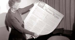 Eleanor Roosevelt sostiene la Declaración de los Derechos Humanos. Foto: Archivo ONU