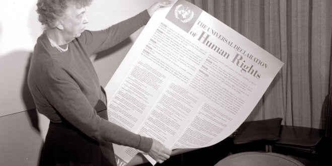 Eleanor Roosevelt sostiene la Declaración de los Derechos Humanos. Foto: Archivo ONU