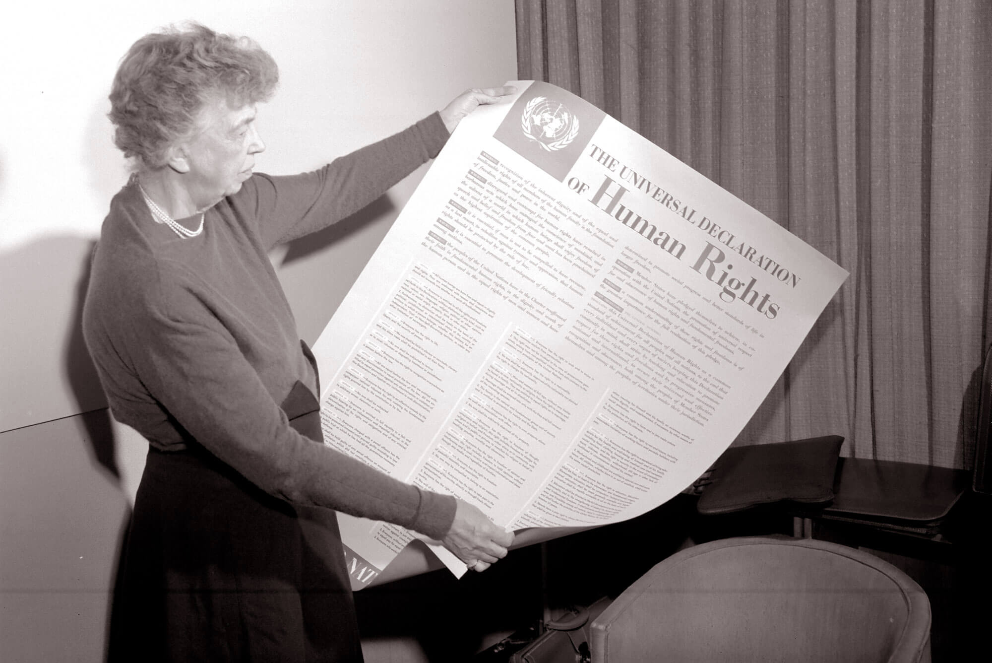 Eleanor Roosevelt sostiene la Declaración de los Derechos Humanos. Foto: Archivo ONU