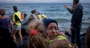Migrantes procedentes de Siria, Iraq y Afganistán son recibidos por voluntarios al desembarcar en la isla griega de Lesbos. Foto de archivo: UNICEF/Ashley Gilbertson