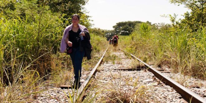 Una mujer salvadoreña que huyó de laviolencia en su país transita por México en su ruta hacia Estados Unidos. ACNUR/ Markel Redondo