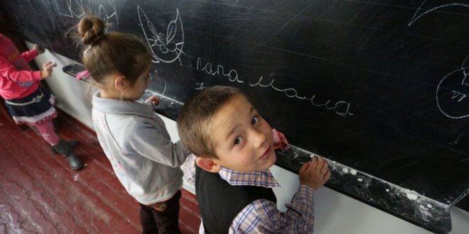 UNICEF es una de las organizaciones que trabaja para que los niños de las zonas de Ucrania en conflicto no dejen de asistir a la escuela. En la imagen, centro escolar del pueblo de Staromykhailovka, en la frontera entre las ciudades de Donetsk y Mariyanovka. Foto de archivo: UNICEF/Aleksey Filippov