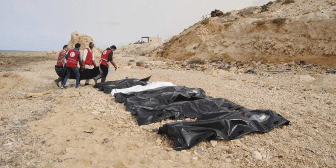 Cadáveres de inmigrantes que murieron ahogados frente a las costas libias este lunes. HANDOUT EFE