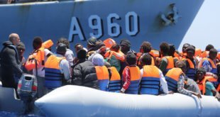 Migrantes y refugiados rescatados en el Mediterráneo, cerca de las costas de Sicilia, Italia. Foto: OIM/Francesco Malavolta
