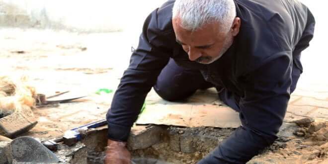 Reparaciones de tuberías de agua en el campo de Jabalia, en el norte de Gaza. Foto: UNRWA / Khalil Adwan