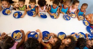 Los países de América Latina han implementado programas de almuerzos escolares para luchar contra el hambre. Foto: FAO/Ubirajara Machado
