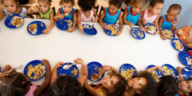 Los países de América Latina han implementado programas de almuerzos escolares para luchar contra el hambre. Foto: FAO/Ubirajara Machado
