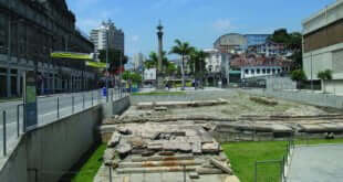 Sitio arqueológico del muelle de Valongo. En el frente, los restos del muelle con el empedrado original. En el fondo, una columna erigida como memorial. Foto: UNESCO / Milton Guran