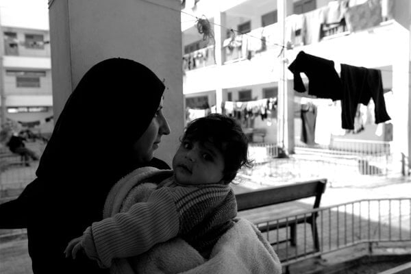 Mujer palestina refugiada en un albergue de la UNRWA. Foto: UNRWA/Shareef Sarhan