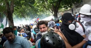 Manifestantes en La Castellana, un barrio del este de Caracas. Foto: IRIN / Helena Carpio