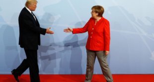 Donald Trump saluda a Angela Merkel durante el acto de bienvenida de la reunión del G20 en Hamburgo (Alemania). ODD ANDERSEN AFP