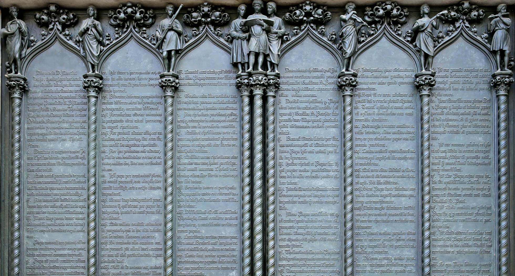 Puerta de la iglesia de Wittenberg en la que se muestran las 95 tesis reformistas de Martín Lutero. JAN WOITAS AP
