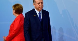 El presidente turco, Recep Tayyip Erdogan, junto a la canciller alemana, Angela Merkel. TOBIAS SCHWARZ AFP