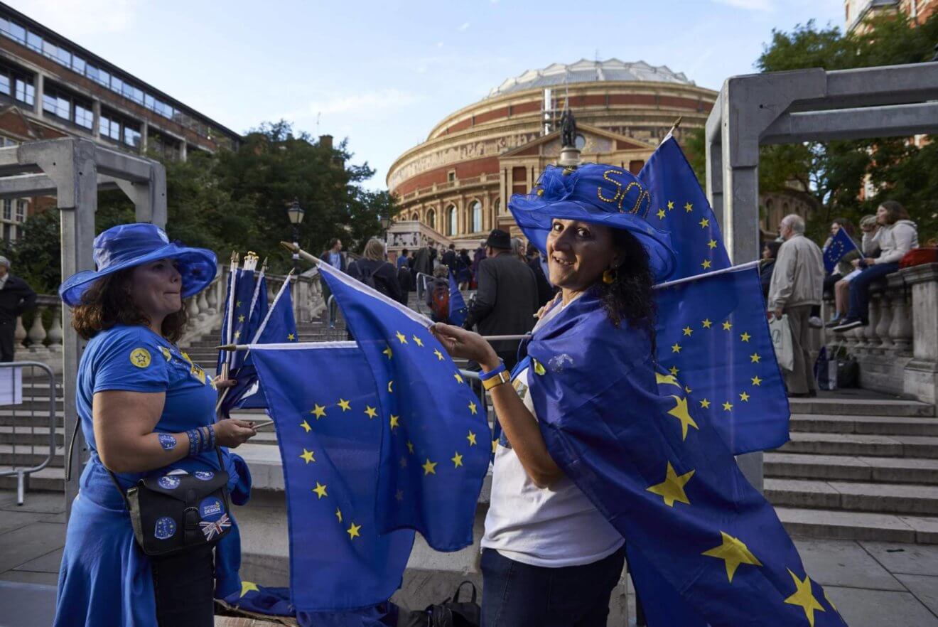 Manifestantes proeuropeos frente al Albert Hall de Londres. NIKLAS HALLE'N AFP