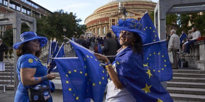 Manifestantes proeuropeos frente al Albert Hall de Londres. NIKLAS HALLE'N AFP