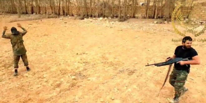 Fotograma de la grabación de una ejecución extrajudicial cometida por el comandante libio Mahmoud al Werfalli.