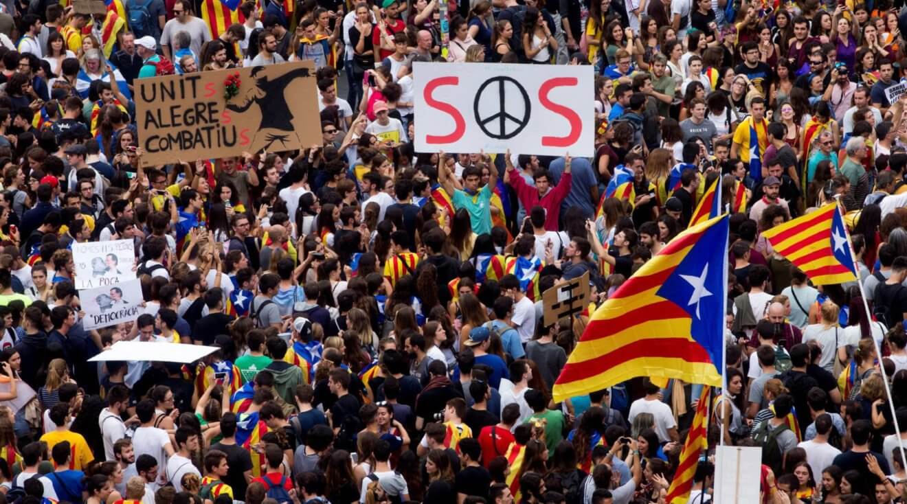 Manifestación de estudiantes en la plaza de Catalunya de Barcelona, esta semana, en protesta por la violencia policial. Quique García EFE